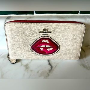 Coach Lips Accordion Zippy wallet
